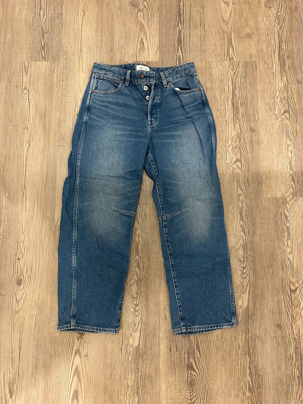 Madewell The Curvy Darted Barrel-Leg Jean, size 27. Like new.